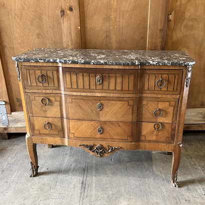 Petite commode en bois de placage, la façade...