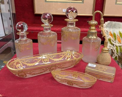 Garniture de toilette en cristal à décor...