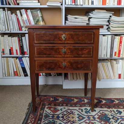 Petite commode en acajou et placage d'acajou...