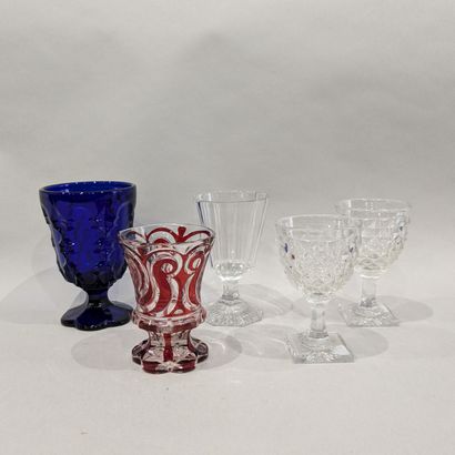 Ensemble de cinq verres à pied : deux en...