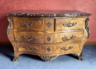 Commode tombeau en bois de placage marqueté...