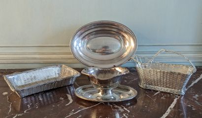 Saucière en métal argenté, le dormant ovale...