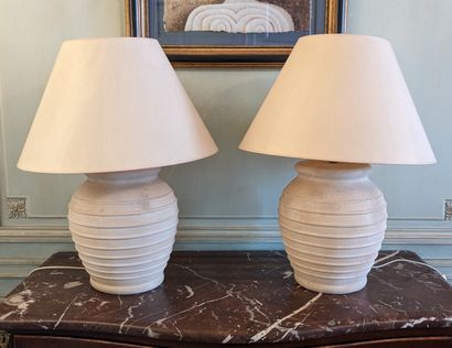 Paire de lampes façon terre cuite à décor...