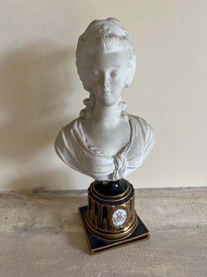 Buste de Marie-Antoinette en biscuit blanc....