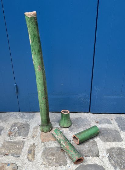 Deux tuyaux en terre cuite émaillée vert....