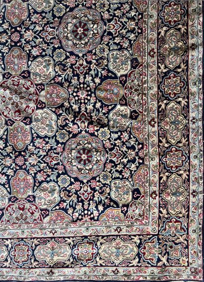 Grand tapis d'Orient en laine à décor de...