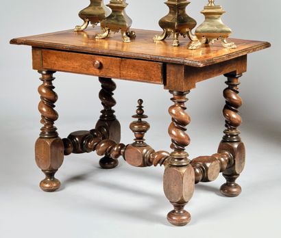 Table en bois fruitier mouluré, la ceinture...