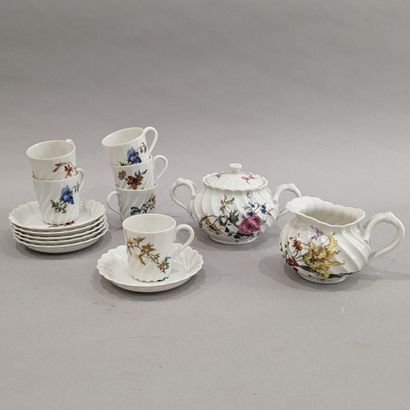 Partie de service à café en porcelaine blanche...