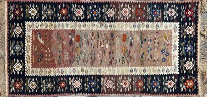 Petit tapis en laine à décor de volatiles,...