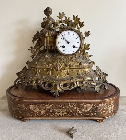 Pendule en métal doré, le mouvement sur un...