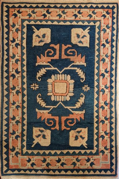 Tapis en laine à décor polychrome d'oiseaux...