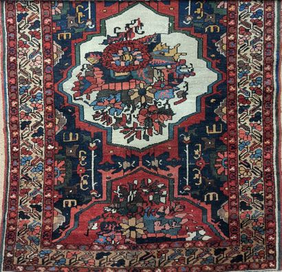 Tapis d'Orient en laine. Décor d'un médaillon...