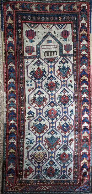 Tapis d'Orient en laine à décor de motifs...