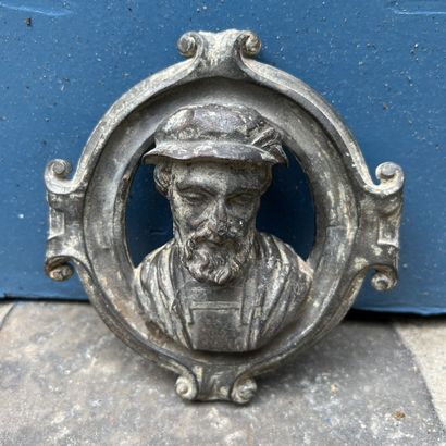 Elément décoratif en métal figurant un homme...