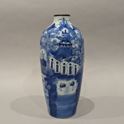 China, early 20th century. Porcelain ovoid...