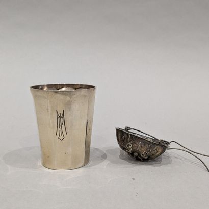Timbale décagonale en argent uni (925), chiffrée....