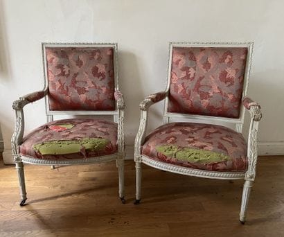 Paire de fauteuils en bois laqué gris mouluré...