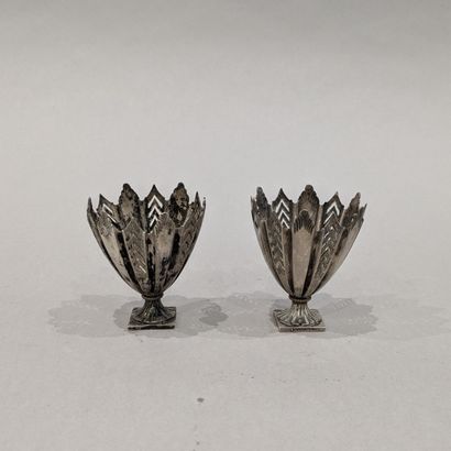 Paire de zarfs en argent (800), à douze côtés...