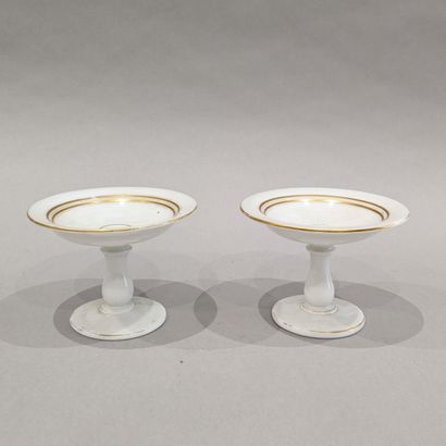Paire de baguiers en opaline blanche à décor...