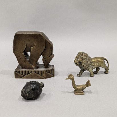 Ensemble de bibelots : figurine d'ours stylisé...