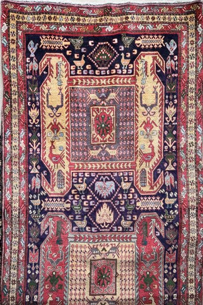 Grand tapis en laine à décor stylisé. 340...
