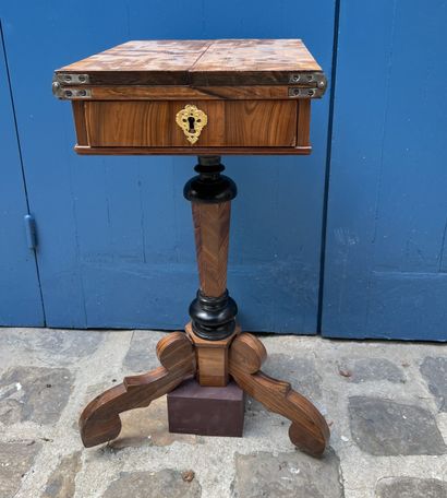 Guéridon en bois de placage, le plateau à...