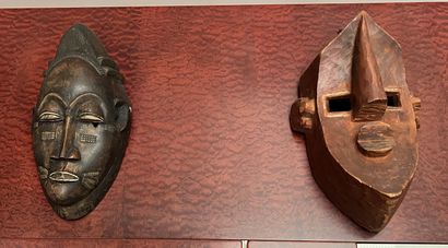 Ensemble de vingt-quatre masques africains...