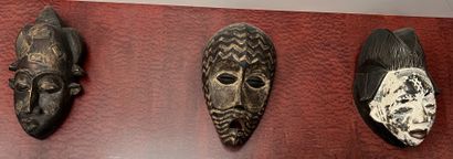 Ensemble de vingt-quatre masques africains...