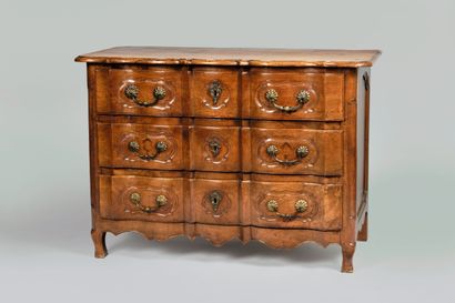 Commode en bois fruitier, la façade arbalète...