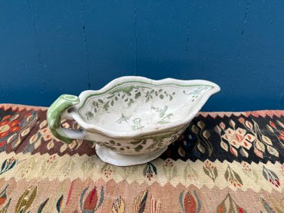 Saucière en faïence à décor en camaïeu vert...