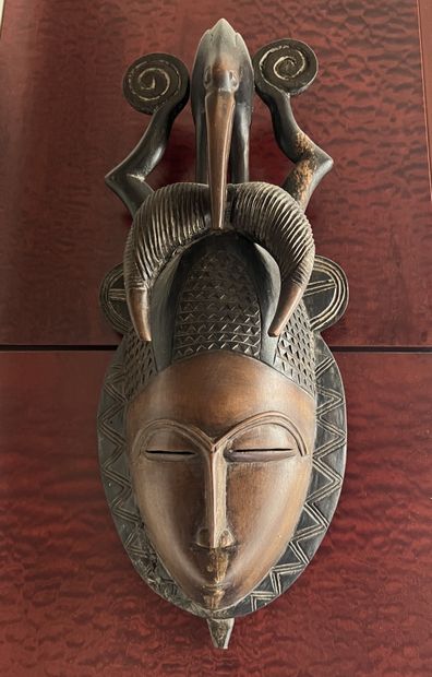 Ensemble de vingt-quatre masques africains...