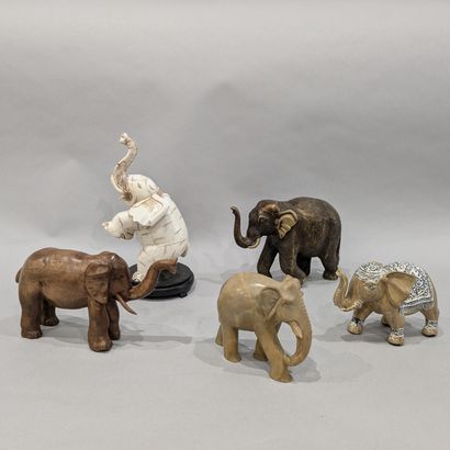 Ensemble de cinq statuettes d'éléphant en...