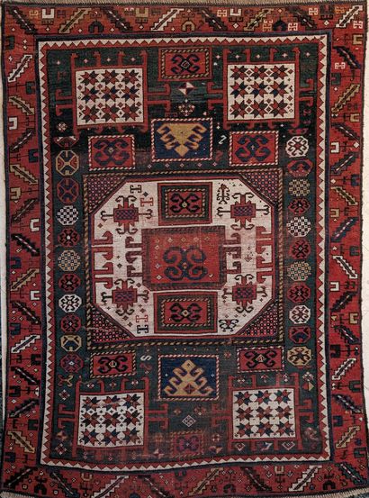 Tapis d'Orient en laine, à décor d'un octogone...