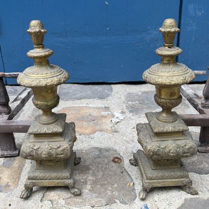 Paire de chenets, la tête en bronze figurant...