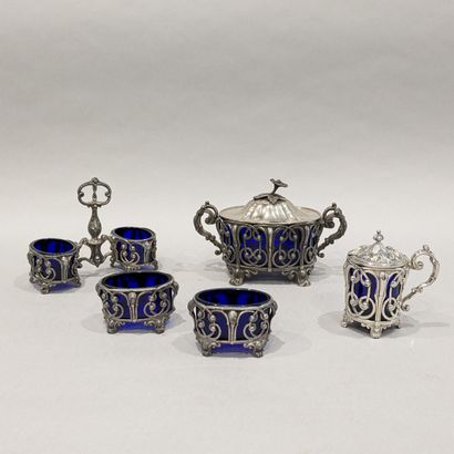 Cinq pièces de garniture de table, les montures...