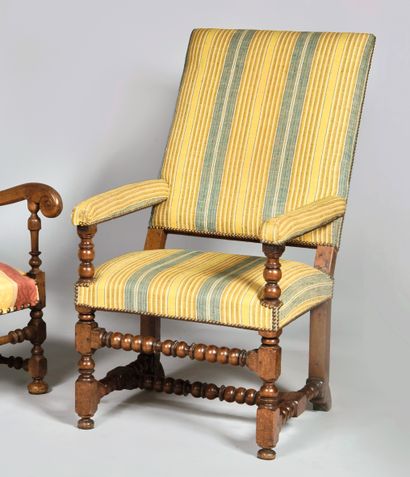 Fauteuil en bois fruitier, le haut dossier...