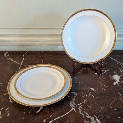 LIMOGES. Partie de service de table en porcelaine...