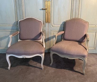 Paire de fauteuils en bois laqué crème, mouluré...