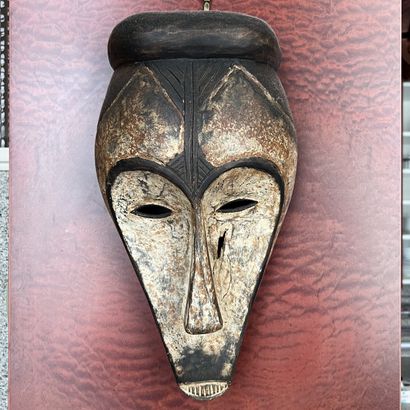 Ensemble de vingt-quatre masques africains...