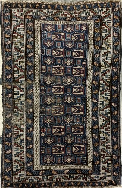 Tapis d'Orient en laine, à large réserve...