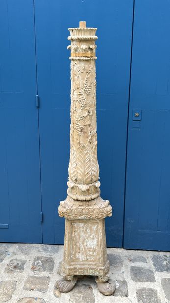 Ancien pique-cierge en bois sculpté anciennement...