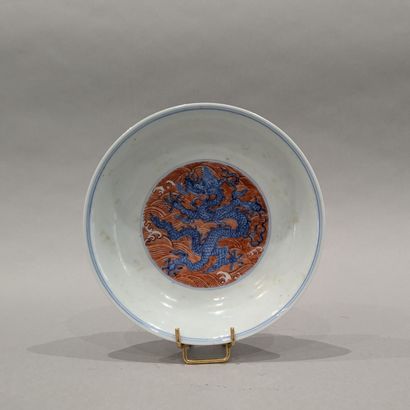 China, 20th century. Porcelain bowl decorated...