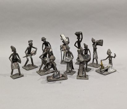 Suite de douze figurines africaines en métal...