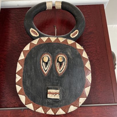 Ensemble de vingt-quatre masques africains...
