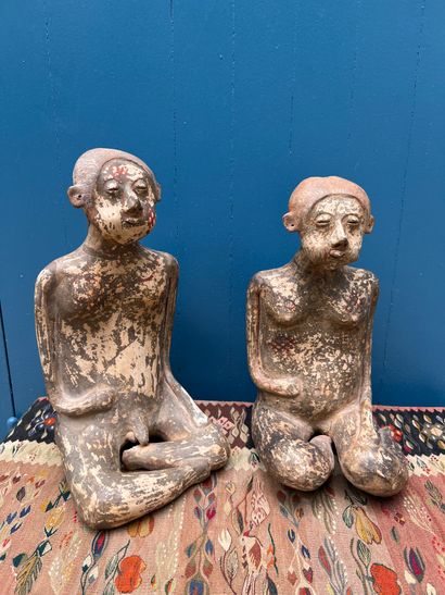 Pre-Columbian art. Pair of statuettes in...