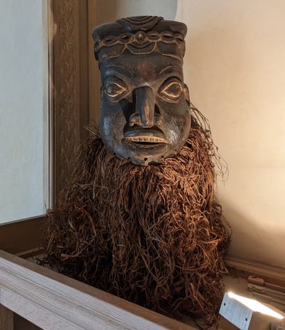 Masque en bois sculpté et patiné, la barbe...