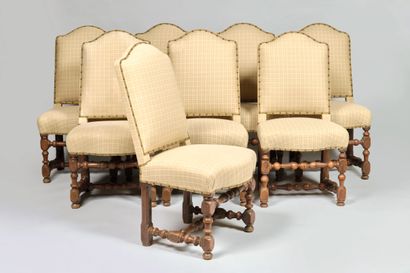 Suite de huit chaises à dossier plat mouvementé,...