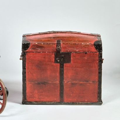 Petite malle en bois relaqué rouge, le couvercle...