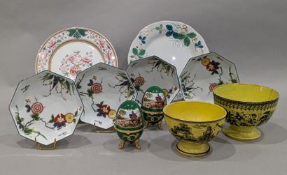 Ensemble en porcelaine et faïence : deux...