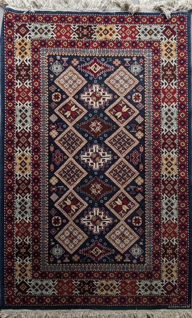 Tapis Shirvan en laine, à décor de motifs...